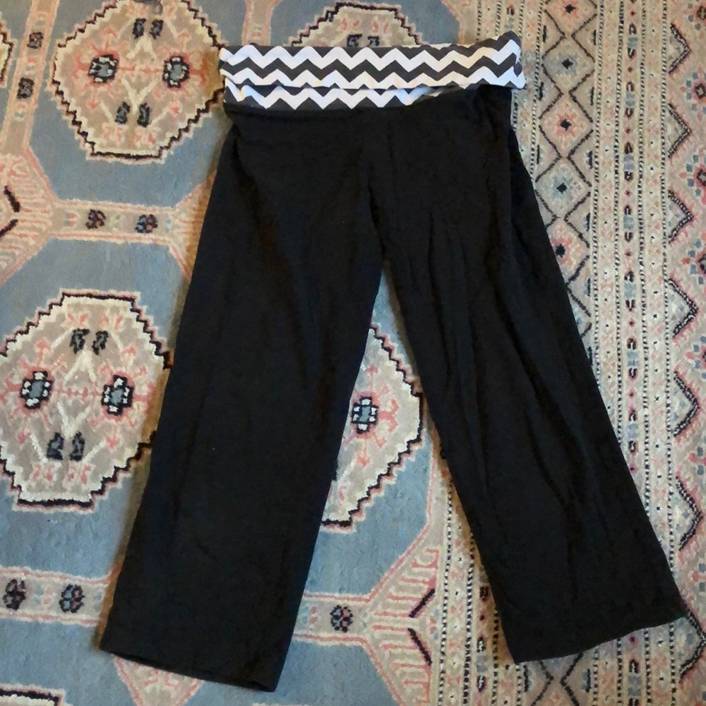 Victoria’s Secret PINK cropped yoga pant